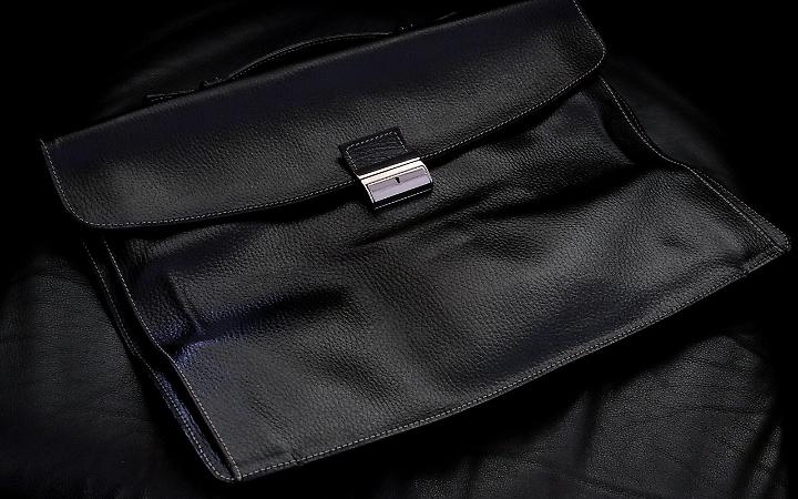 Un ladro la distrae e l&rsquo;altro le ruba la borsa nell&rsquo;auto