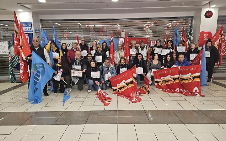 Incubo chiusura per i punti Coop. Il presidio dei dipendenti