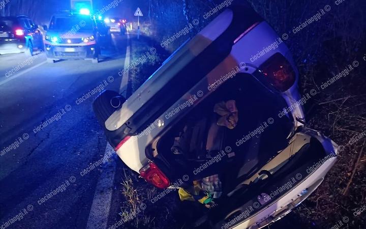 Scontro tra due auto sulla Casilina: una si ribalta