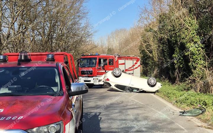 Auto si ribalta in strada: carabinieri e vigili del fuoco sul posto