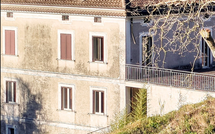 Furto di persiane, radiatori e discendenti