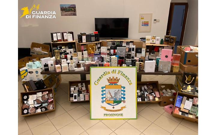 Sequestrati pi&ugrave; di mille profumi falsi al mercato