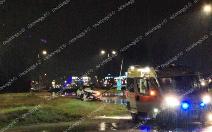 Incidente sull&rsquo;asse attrezzato, auto impatta contro un palo