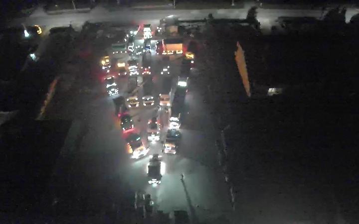 Coreografia di camion e furgoni. E l&rsquo;albero di Natale si accende