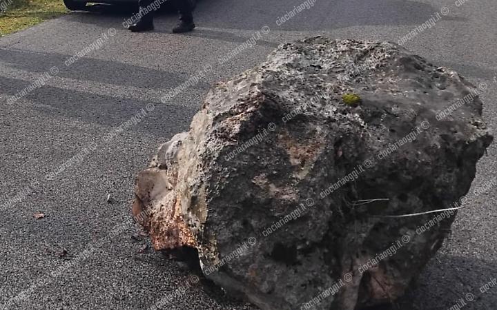 Masso finisce sulla provinciale per Prato di Campoli