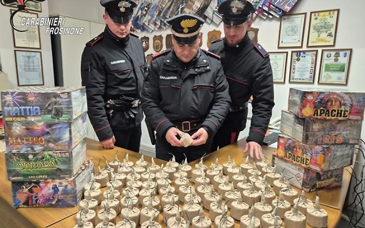 Fuochi d&rsquo;artificio illegali in casa: maxi sequestro dei carabinieri