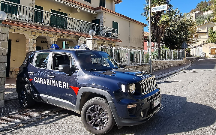 Paga con banconote false e si d&agrave; alla fuga