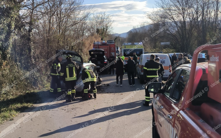 Perde il controllo dell'auto e si schianta contro un albero