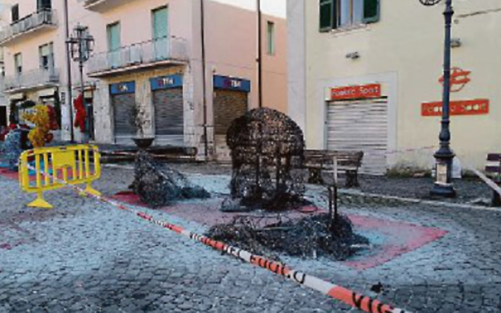 Rogo in piazza e bomba carta