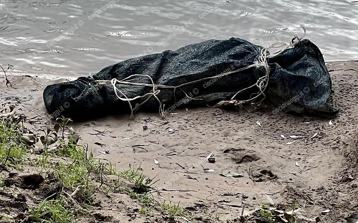 Sacco nero sulle sponde del Garigliano: l'allarme, poi la scoperta
