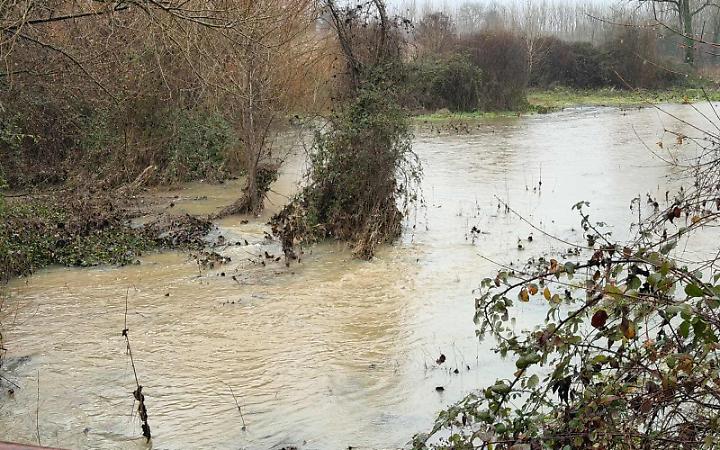 Maltempo, cede l'asfalto sul ponte di Santa Maria in Salice