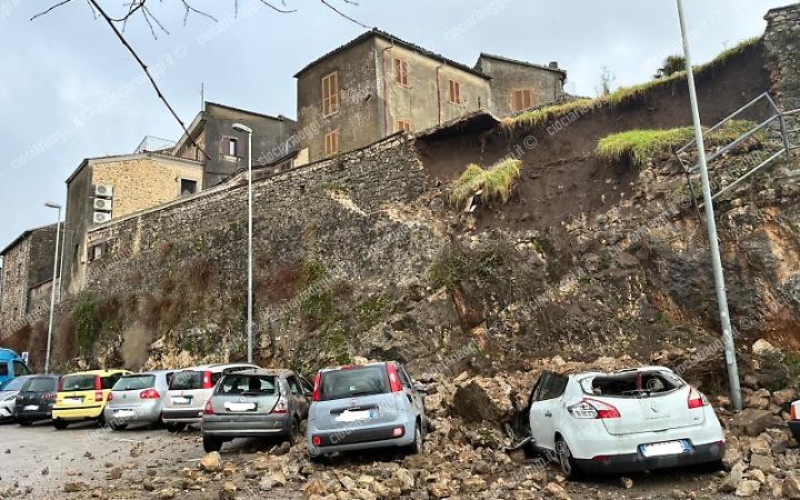 Frana un muro, paura e danni alle auto parcheggiate