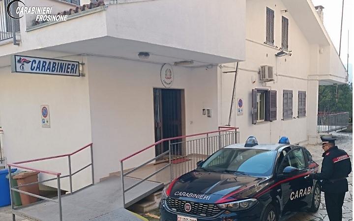 Spintona una donna e le strappa il portafoglio: denunciato giovane rapinatore