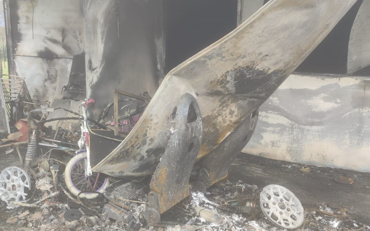 Incendio in casa, il barboncino tra le fiamme viene salvato dai carabinieri