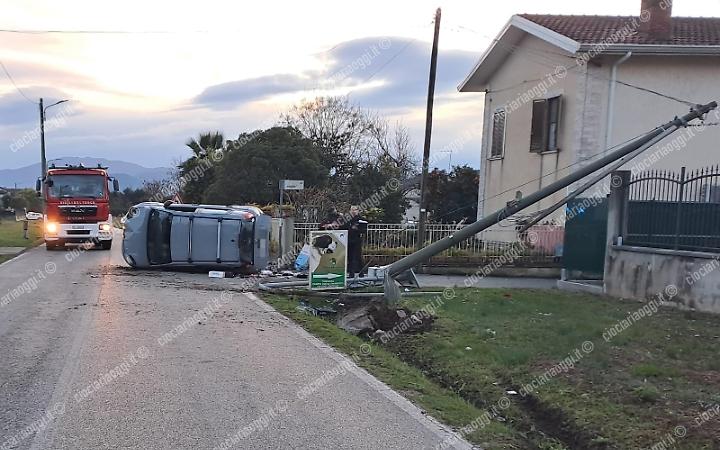 Esce fuori strada e si ribalta: paura per una donna in via Montello 