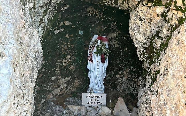 Danneggiata la statua della Madonna