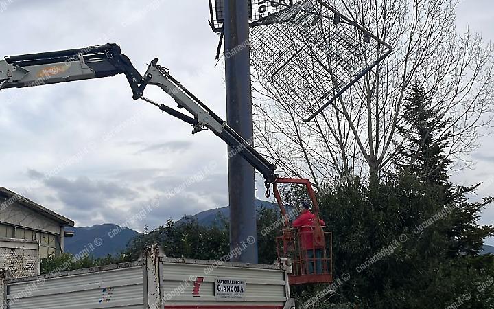 Allarme maltempo nel cassinate. Raffiche di vento, crollano alberi e insegne