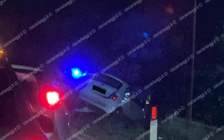 Incidente in via Casilina, un'auto finisce fuori strada