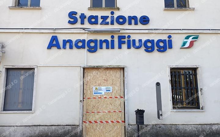 Stazione, ingresso chiuso con un pannello di legno: degrado e sicurezza a rischio