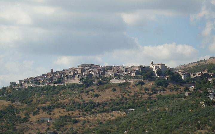 Donna di 51 anni cade dal balcone e muore sul colpo