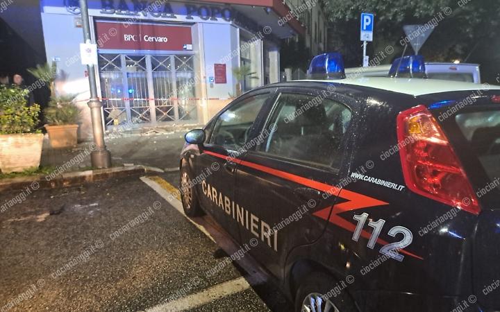 Bancomat fatto saltare nella notte: ladri in fuga dopo inseguimento