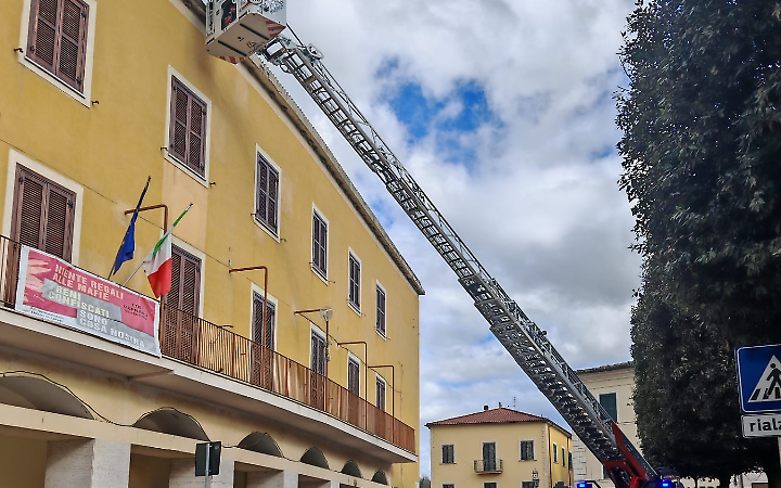 Cornicione pericolante all'Istituto Tecnico Economico di Ceprano: intervengono i vigili del fuoco