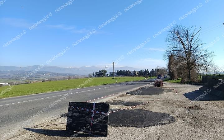 Dopo mesi di degrado, sistemate le voragini sulla Via Casilina