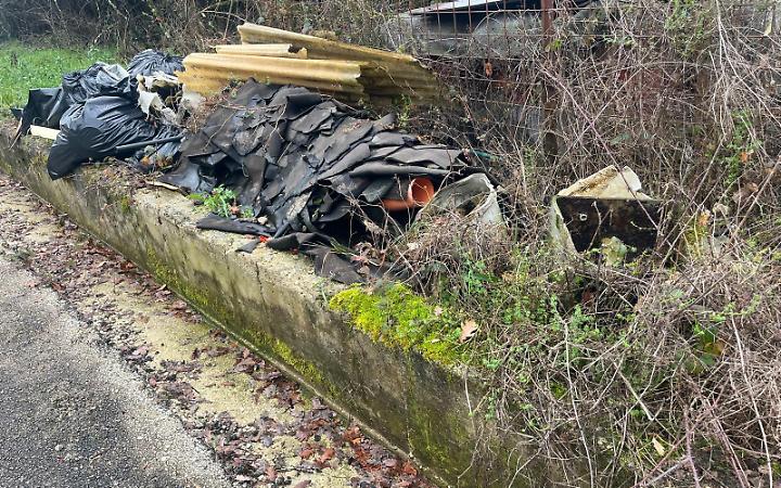 Rubano attrezzature e abbandonano rifiuti pericolosi: doppio danno in un deposito