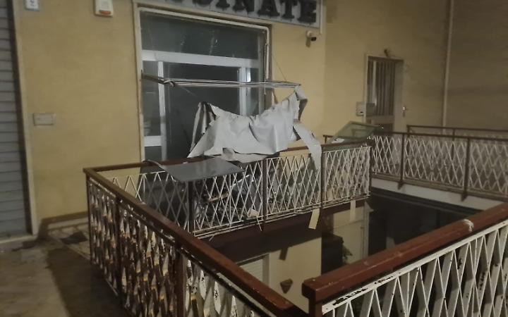 Fanno esplodere un bancomat nella notte. Rubati i contanti