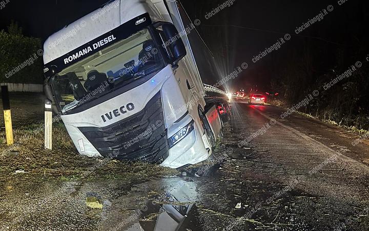 Incidente sulla Morolense: esce fuori strada un camion