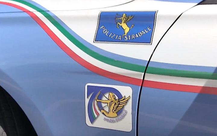 Fermano un'auto in autostrada e trovano gioielli d'oro dal valore di 8.000 euro