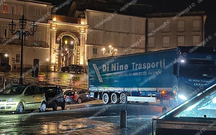 Ancora un tir nel centro storico di Atina