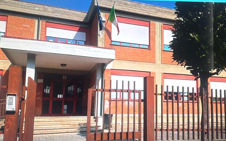 Furto a scuola, rubati 50 euro dai distributori automatici