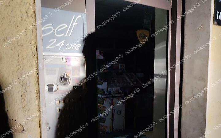 Furto di sigarette e gratta e vinci: ladri in fuga