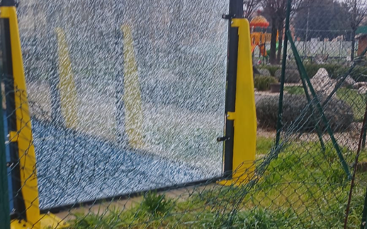 Danni al campo di padel: residenti preoccupati