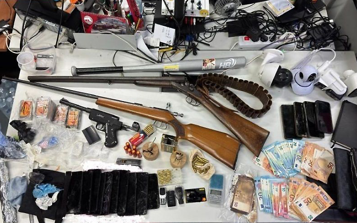 Armi e droga dopo una perquisizione: un uomo arrestato e due denunciati