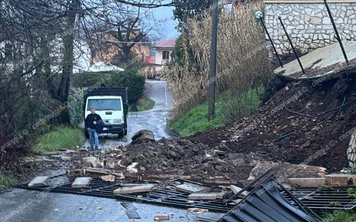 Frana lungo la provinciale: chiusa la strada