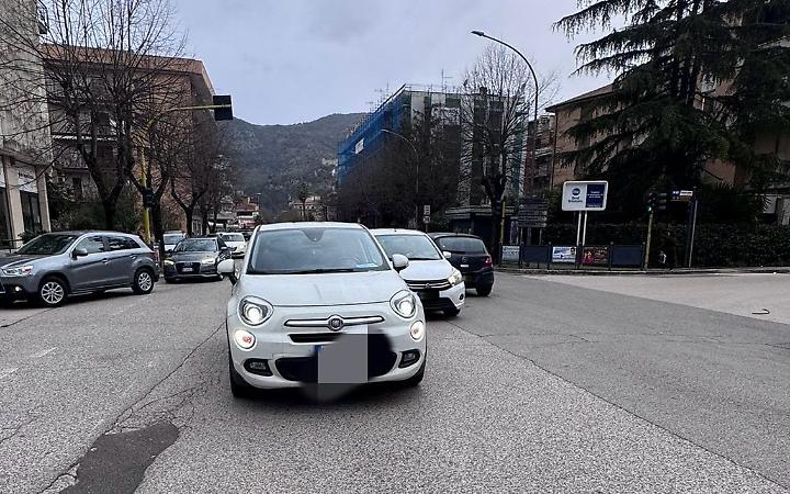 Anziano investito in pieno centro