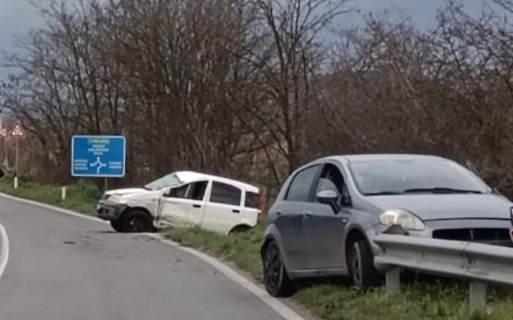 Paura sulla Casilina: scontro tra due auto