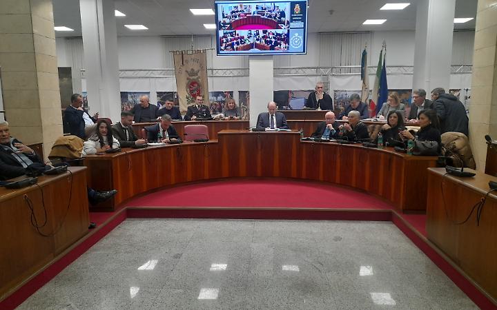 Baraonda politica in consiglio comunale. La maggioranza tiene per forza