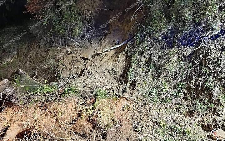 Frana sulla strada provinciale in via Castello