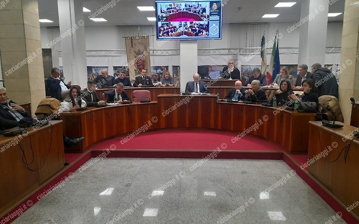 Il bilancio passa dopo una maratona a nervi scoperti in consiglio