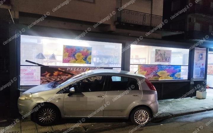 Paura in via Napoli: perde il controllo dell'auto e finisce contro una vetrina