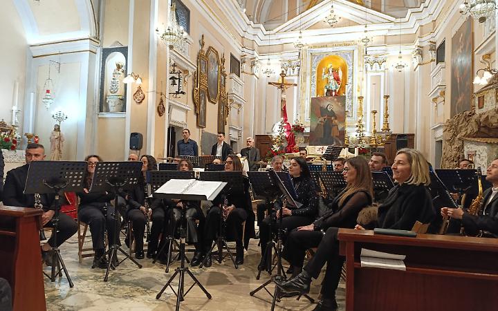 La Banda Giuseppe Verdi incanta nel concerto per Santa Maria De Mattias