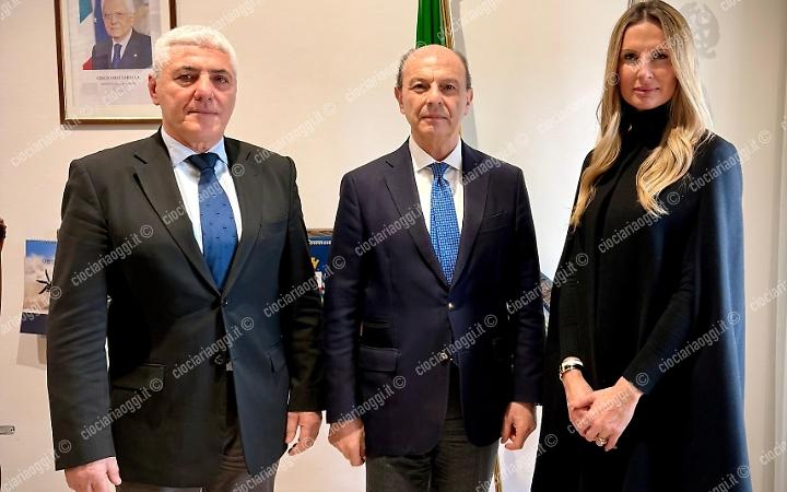 E alla fine arriva il rimpasto