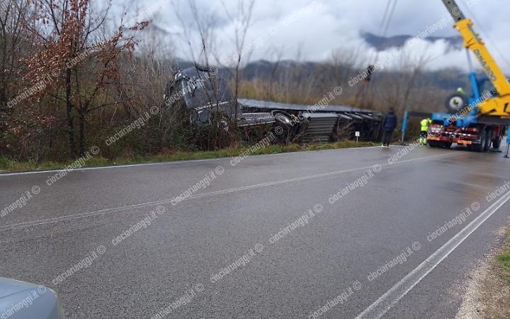 Perde il controllo del tir e finisce fuori strada