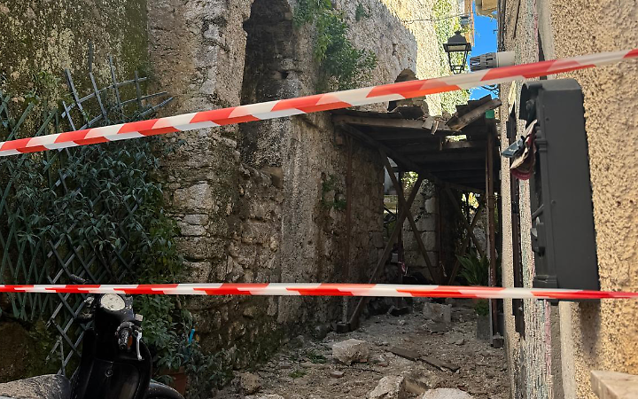 Crolla parte di un edificio disabitato, strada chiusa