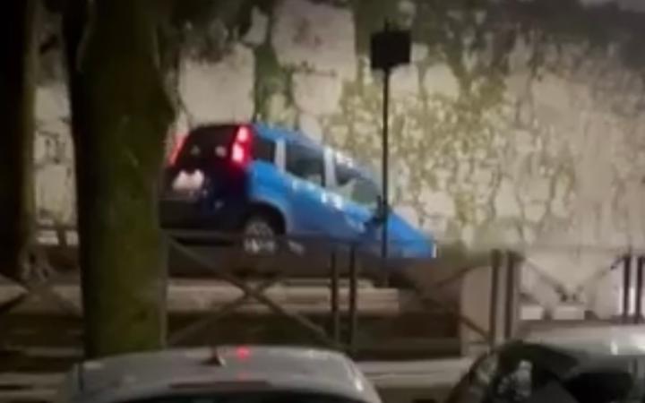 Attraversa i giardini con la Panda: il video diventa virale