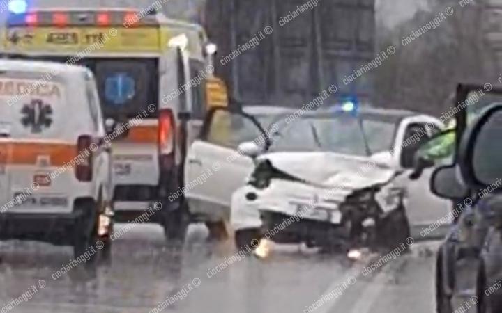 Scontro in strada, diversi mezzi coinvolti: soccorsi sul posto