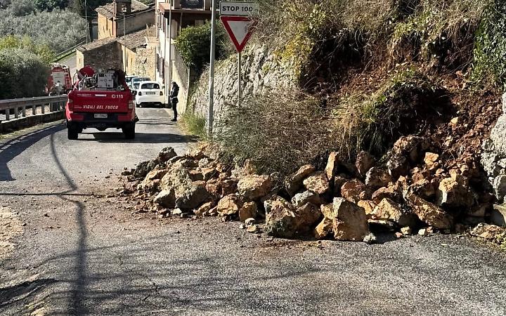 Frana in via Madonna delle Grazie: strada chiusa